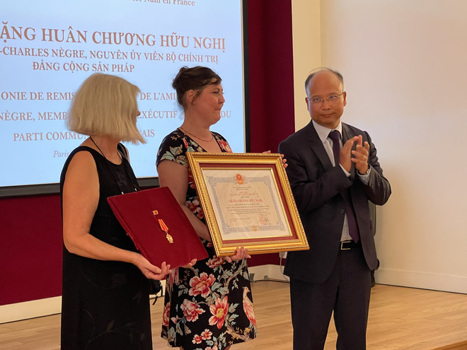 Đại sứ Việt Nam tại Pháp Đinh Toàn Thắng trao Huân chương Hữu nghị cho đại diện gia đình ông Jean-Charles Nègre. (Ảnh: Thu Hà/Vietnam+) Truy tặng Huân chương Hữu nghị của Việt Nam cho một người bạn Pháp ảnh 2