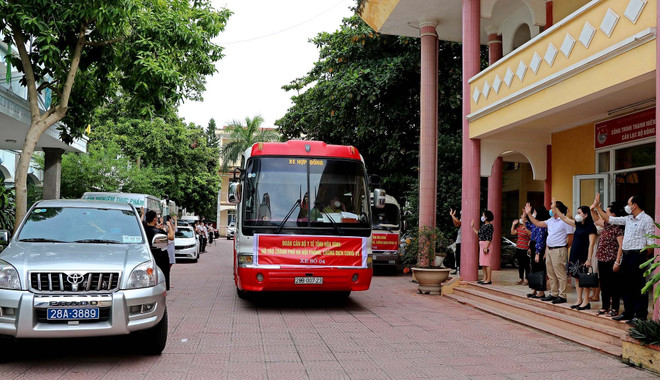 Thêm nhiều địa phương cử cán bộ y tế hỗ trợ Hà Nội phòng, chống dịch ảnh 1