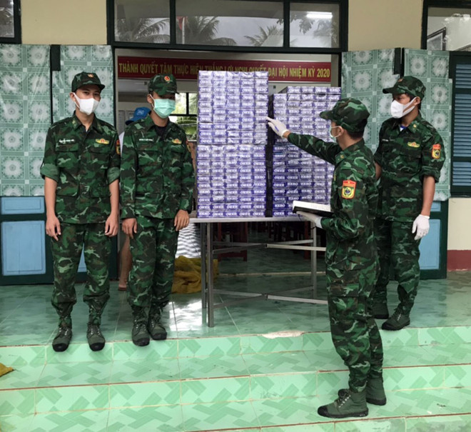 Biên phòng Kiên Giang bắt giữ 1.800 bao thuốc lá ngoại nhập lậu ảnh 1