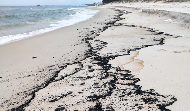 Quảng Trị lên phương án xử lý lượng dầu vón cục trôi dạt vào bờ biển ảnh 1