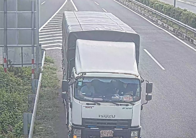 Xử phạt tài xế cố tình che biển số bằng giẻ để lùi xe trên cao tốc ảnh 1
