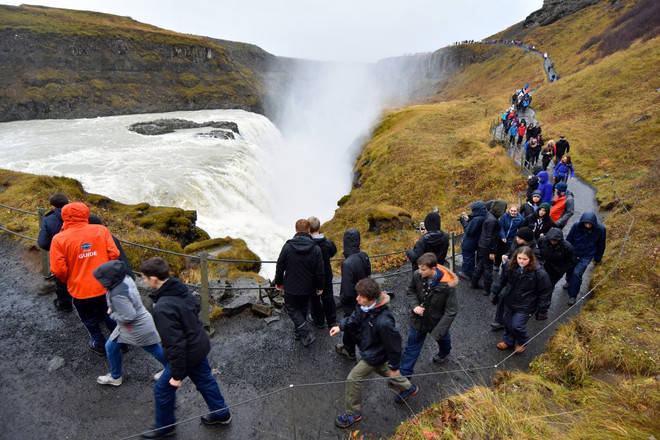 Du khách xếp hàng ngắm thác nước Gullfoss, điểm du lịch nổi tiếng tại Iceland. (Nguồn: The Barents Observer) Iceland có kế hoạch áp thuế với du khách để bảo vệ môi trường ảnh 1