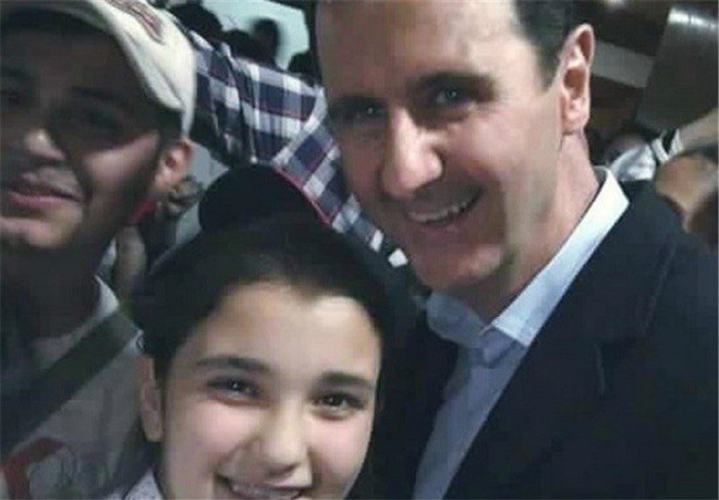 Bác bỏ tin chạy sang Iran tị nạn, ông Assad thoải mái selfie cùng vợ ảnh 2