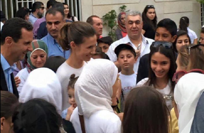 Bác bỏ tin chạy sang Iran tị nạn, ông Assad thoải mái selfie cùng vợ ảnh 1