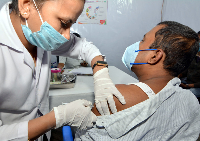 Nhân viên y tế tiêm vắcxin phòng COVID-19 cho người dân tại Jakarta, Indonesia, ngày 19/2/2021. (Ảnh: THX/TTXVN) Indonesia tiêm miễn phí vắcxin ngừa COVID-19 cho 5.000 nhà báo ảnh 1