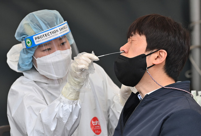 Dịch COVID-19 làm tăng nguy cơ lây nhiễm siêu vi khuẩn. (Ảnh minh họa: AFP/TTXVN) Cảnh báo dịch COVID-19 làm gia tăng số ca nhiễm siêu vi khuẩn ảnh 1