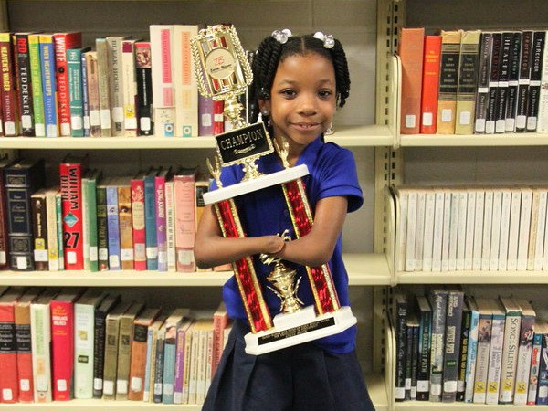 Cô bé không tay giành giải thưởng viết chữ đẹp toàn nước Mỹ ảnh 1