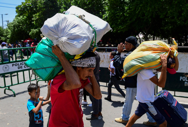 Người dân Venezuela tại cửa khẩu biên giới với Colombia. (Ảnh: AFP/TTXVN) Venezuela phát hành tiền mệnh giá cao đối phó siêu lạm phát ảnh 1