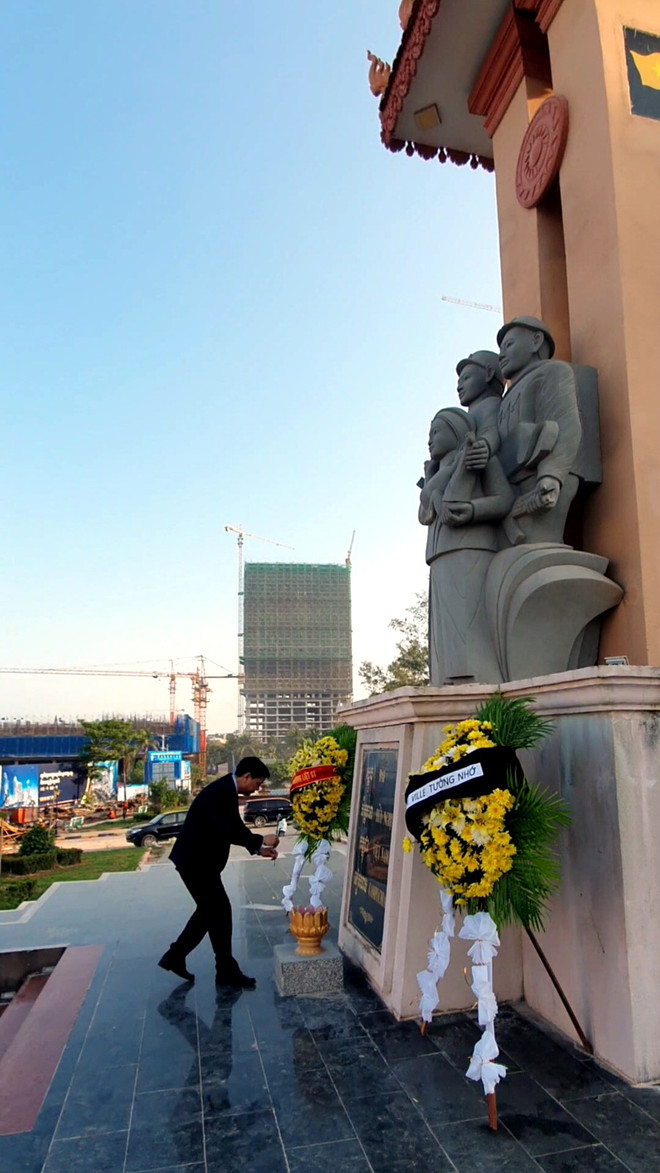Tổng Lãnh sự Vũ Ngọc Lý dâng hương tại đài tưởng niệm. (Ảnh: CTV/Vietnam+) Campuchia tri ân liệt sỹ quân tình nguyện Việt Nam tại Preah Sihanouk ảnh 2