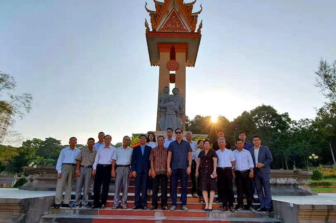 Đoàn dâng hương tại Đài hữu nghị Campuchia-Việt Nam ở tỉnh Preah Sihanouk. (Ảnh: CTV/Vietnam+) Campuchia tri ân liệt sỹ quân tình nguyện Việt Nam tại Preah Sihanouk ảnh 1