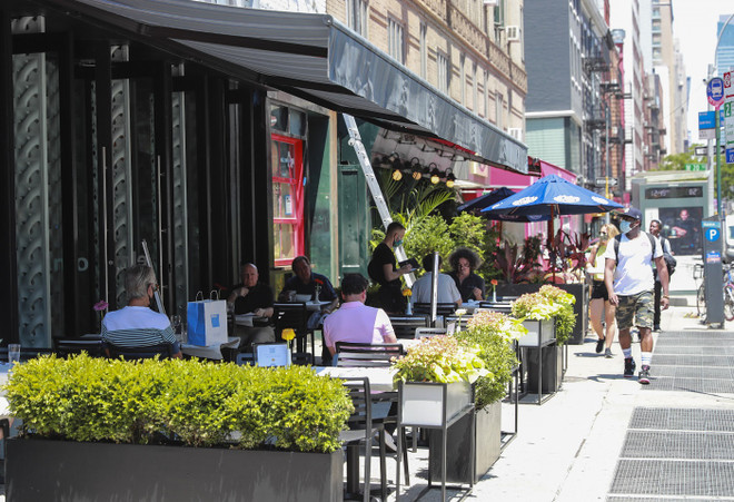 Một nhà hàng có không gian ngoài trời mở cửa trở lại phục vụ khách hàng tại New York, Mỹ ngày 22/6/2020. (Ảnh: THX/TTXVN) Số ca nhiễm tại bang Texas tăng đột biến, New York mở cửa các bãi biển ảnh 1