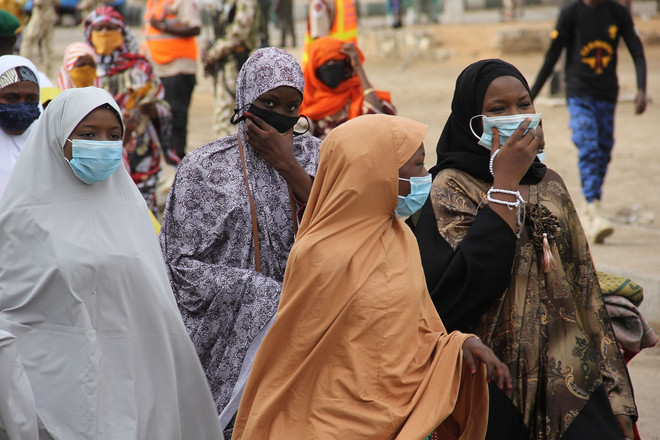 Người dân đeo khẩu trang phòng lây nhiễm COVID-19 tại Maiduguri, Nigeria. (Ảnh: AFP/TTXVN) COVID-19 ở châu Phi, Trung Đông phức tạp, số ca mới ở Nga tăng vọt ảnh 2