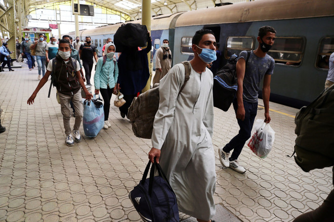 Người dân đeo khẩu trang phòng lây nhiễm COVID-19 tại ga tàu hỏa ở Cairo, Ai Cập ngày 31/5/2020. (Ảnh: THX/ TTXVN) COVID-19 ở châu Phi, Trung Đông phức tạp, số ca mới ở Nga tăng vọt ảnh 1