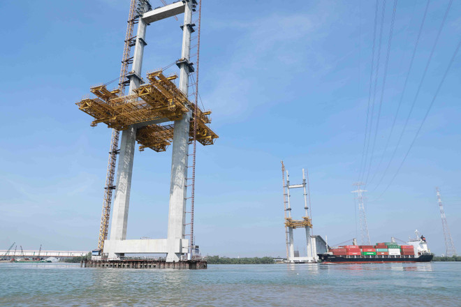 Xây dựng cầu Bình Khánh trên tuyến cao tốc Bắc-Nam qua Thành phố Hồ Chí Minh. (Ảnh: TTXVN) Trình Quốc hội chủ trương đầu tư cao tốc Bắc-Nam giai đoạn 2021-2025 ảnh 1