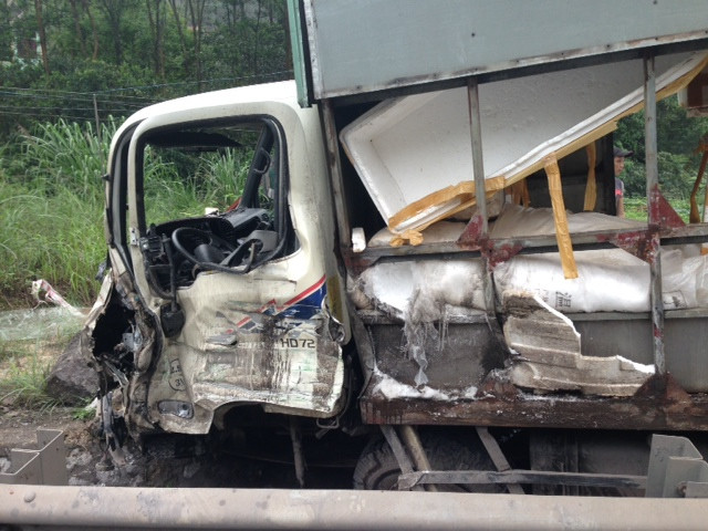 Va chạm liên hoàn tại tuyến đường tránh Cửa Ông ảnh 2