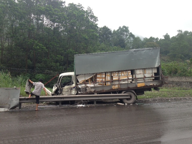 Va chạm liên hoàn tại tuyến đường tránh Cửa Ông ảnh 1