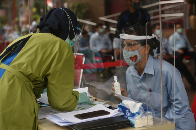 Thủ đô Indonesia chịu nhiều sức ép kinh tế do tái áp đặt phong tỏa ảnh 1