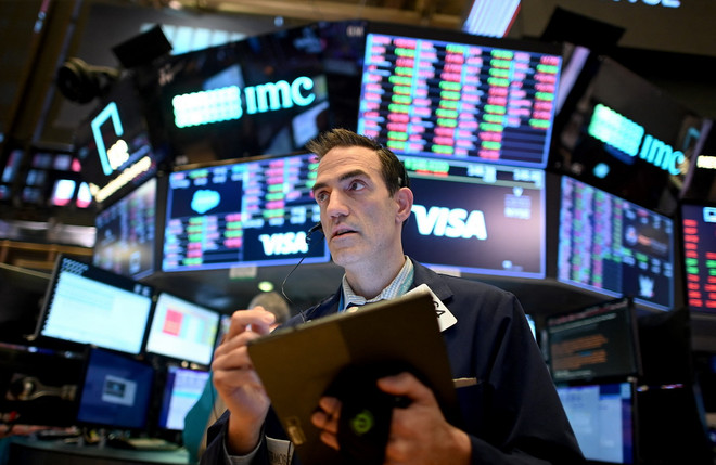 Giao dịch viên tại Sàn chứng khoán New York, Mỹ. (Ảnh: AFP/TTXVN) ttxvn_pho wall.jpg