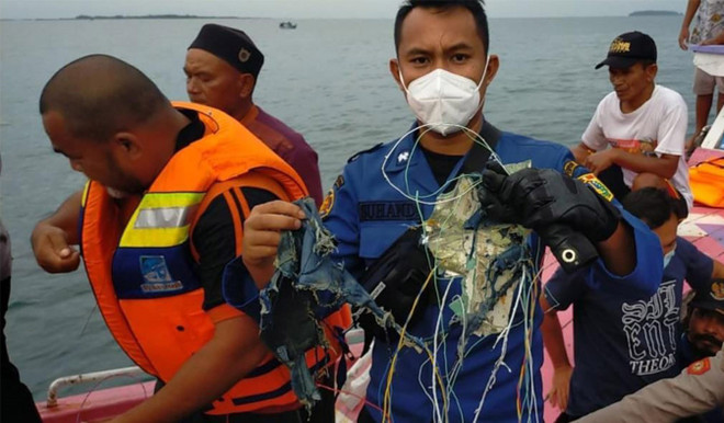 Vụ rơi máy bay Indonesia: Hải quân thông báo xác định được tọa độ rơi ảnh 1