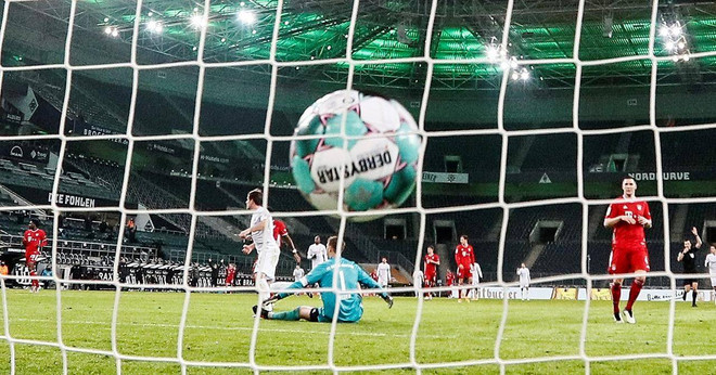Hàng thủ thảm hại khiến Bayern nhận thất bại cay đắng trước Gladbach ảnh 1