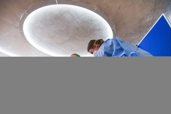 Chuyên gia y tế hàng đầu Mỹ khuyến nghị người dân tiêm mũi tăng cường ảnh 2