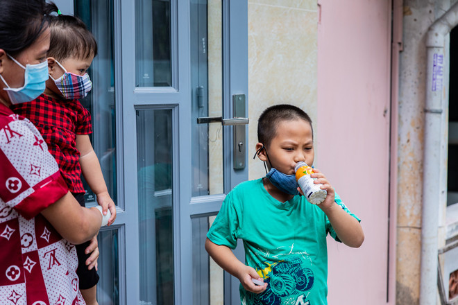 Bộ đội ‘tiếp tế’ thực phẩm cho người dân khó khăn do COVID-19 ảnh 10