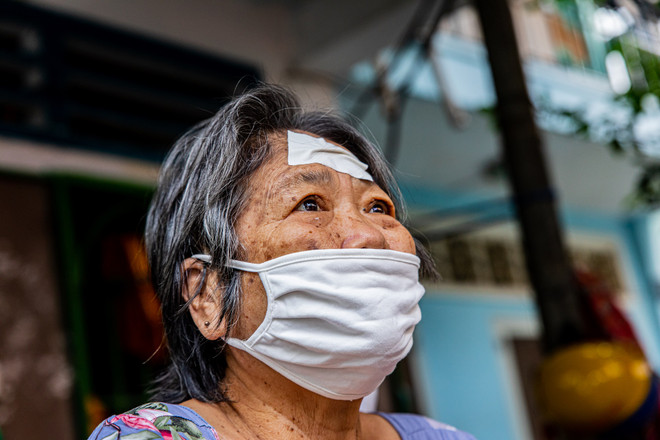 Bộ đội ‘tiếp tế’ thực phẩm cho người dân khó khăn do COVID-19 ảnh 9