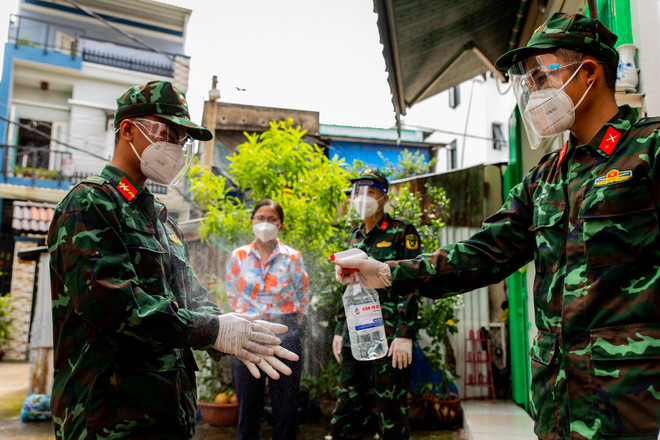 Bộ đội ‘tiếp tế’ thực phẩm cho người dân khó khăn do COVID-19 ảnh 1