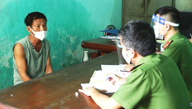 Đối tượng Phan Ngọc Sơn tự ý "thông chốt" phòng dịch, không đeo khẩu trang, xúc phạm và chống người thi hành công vụ. (Ảnh: TTXVN phát) Khởi tố đối tượng “thông chốt” kiểm dịch, chống người thi hành công vụ ảnh 1