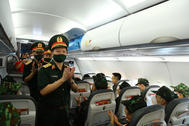Động viên đoàn bác sỹ, điều dưỡng lên đường chi viện miền Nam của Bệnh viện Trung ương Quân đội 108. (Ảnh: Bệnh viện 108) Bệnh viện Quân đội 108 “thần tốc” chi viện cho miền Nam chống dịch ảnh 2