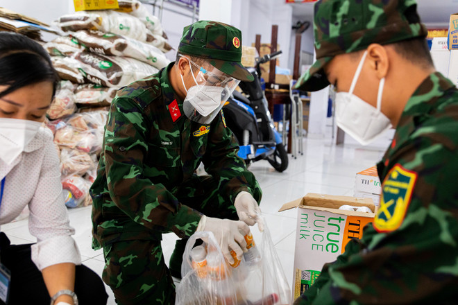 Bộ đội ‘tiếp tế’ thực phẩm cho người dân khó khăn do COVID-19 ảnh 3