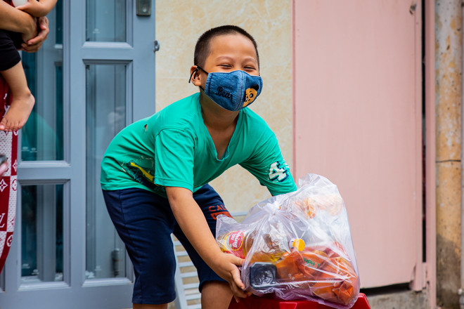 Bộ đội ‘tiếp tế’ thực phẩm cho người dân khó khăn do COVID-19 ảnh 6