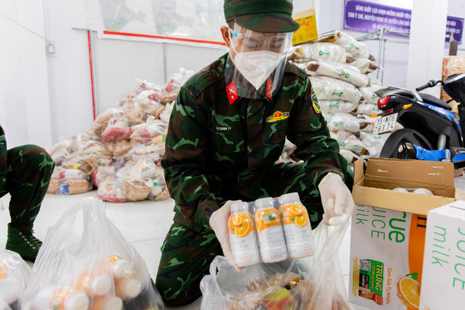 Bộ đội ‘tiếp tế’ thực phẩm cho người dân khó khăn do COVID-19 ảnh 2