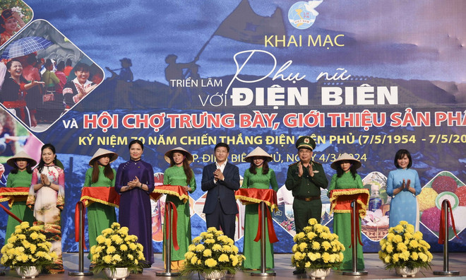 Các đại biểu cắt băng khai mạc triển lãm. (Ảnh: Xuân Tư/TTXVN) ttxvn_phu nu voi dien bien 2.jpg