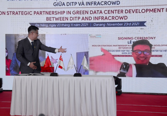 Lãnh đạo Công ty Cổ Phần phát triển Khu Công nghệ thông tin Đà Nẵng bắt tay trực tuyến với Giám đốc Tập đoàn Infracrowd Capital (Singapore). (Ảnh: Quốc Dũng/TTXVN) Đà Nẵng thu hút dự án công nghệ thông tin có mức đầu tư 100 triệu USD ảnh 2
