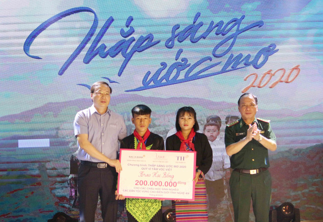 Nghệ An: Thắp sáng ước mơ cho trẻ em nghèo đến trường ảnh 1