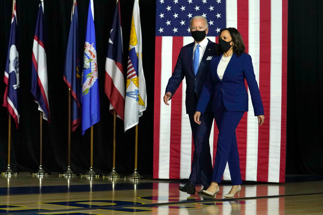 Mỹ: Bộ đôi tranh cử đảng Dân chủ kêu gọi bắt buộc đeo khẩu trang ảnh 1