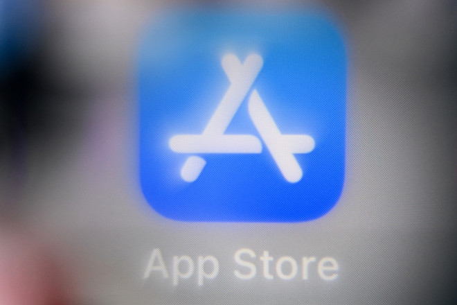 Biểu tượng App Store của Apple trên màn hình điện thoại. (Ảnh: AFP/TTXVN) Apple thực hiện đợt điều chỉnh lớn nhất hệ thống định giá App Store ảnh 1