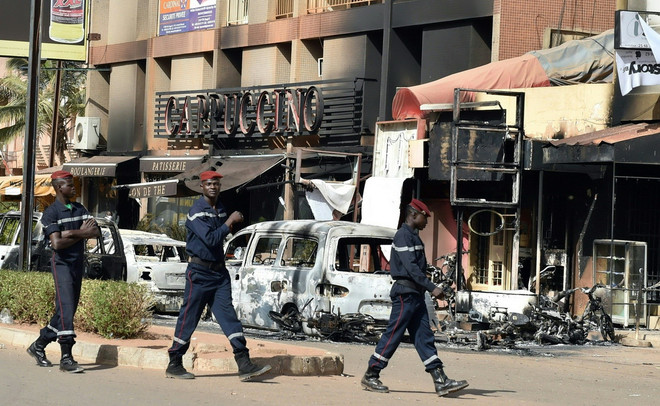 Binh sỹ Burkina Faso gác bên ngoài khách sạn Splendid và nhà hàng Capuccino ở Ouagadougou ngày 17/1. (Ảnh: AFP/TTXVN) Xác định danh tính 6 nạn nhân Canada trong vụ khủng bố ở Burkina Faso ảnh 1