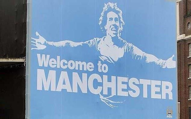 Manchester City quảng cáo đồng phục mới...ngay cạnh sân Old Trafford ảnh 2