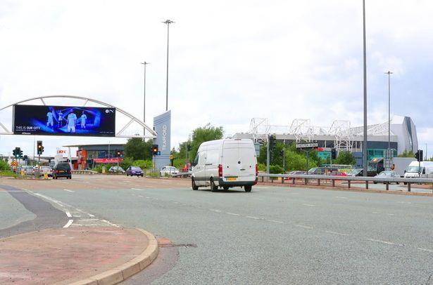 Manchester City quảng cáo đồng phục mới...ngay cạnh sân Old Trafford ảnh 1