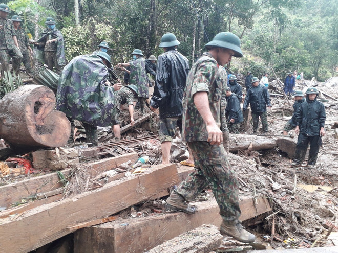 Hòa Bình di dời khẩn cấp 24 hộ dân khỏi khu vực nguy cơ sạt lở cao ảnh 1