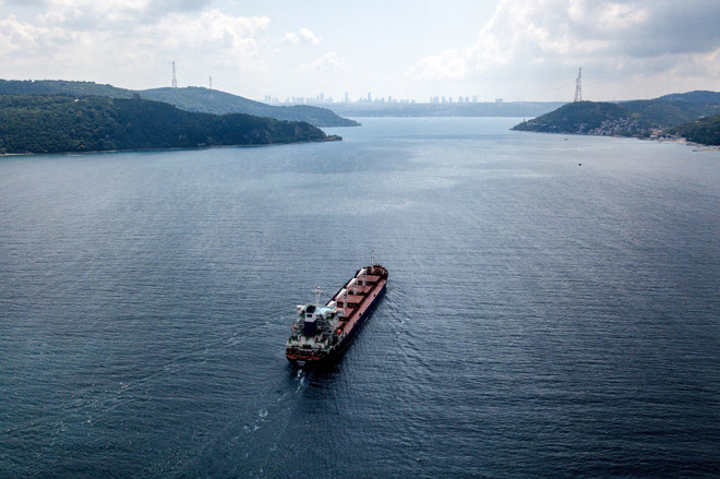 Tàu chở ngũ cốc di chuyển dọc Eo biển Bosphorus ngày 3/8/2022. (Ảnh: AFP/TTXVN) NATO-Ukraine nhóm họp, Nga tiếp tục cung cấp ngũ cốc cho châu Phi ảnh 1