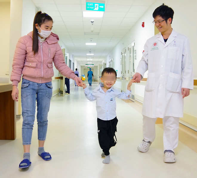 Phẫu thuật thành công cho bệnh nhi 3 tuổi vẹo cột sống bẩm sinh ảnh 1