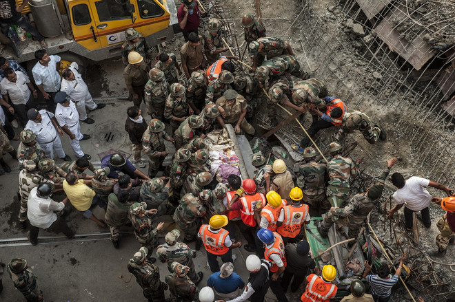 Số nạn nhân trong vụ sập cầu vượt ở Ấn Độ tiếp tục tăng ảnh 1