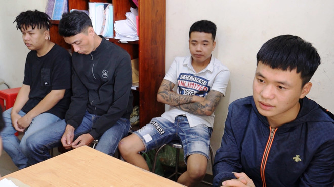 Các đối tượng tại cơ quan công an. (Ảnh: Thanh Tân/TTXVN) Tây Ninh: Tạm giữ nhóm đối tượng cho vay nặng lãi lên tới 480% ảnh 1