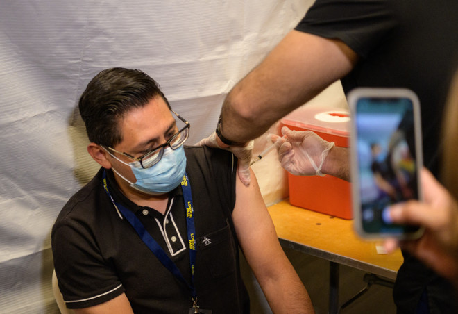 Chuyên gia cảnh báo thuốc điều trị COVID-19 không thể thay thế vaccine ảnh 1