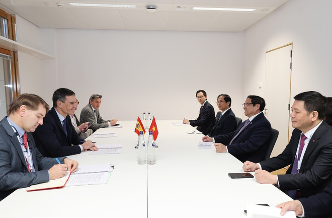 Thủ tướng Phạm Minh Chính gặp Thủ tướng Tây Ban Nha Pedro Sánchez Pérez-Castejón. (Ảnh: Dương Giang/TTXVN) Việt Nam-Tây Ban Nha phấn đấu nâng kim ngạch thương mại lên 5 tỷ USD ảnh 1