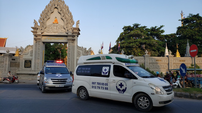 Đưa thi hài/di hài các nạn nhân từ chùa Steung Meanchey về cửa khẩu Bavet (Mộc Bài). (Ảnh: Nguyễn Hùng/Vietnam+) Hồi hương các nạn nhân người Việt trong vụ lật xe ôtô ở Siem Reap ảnh 2
