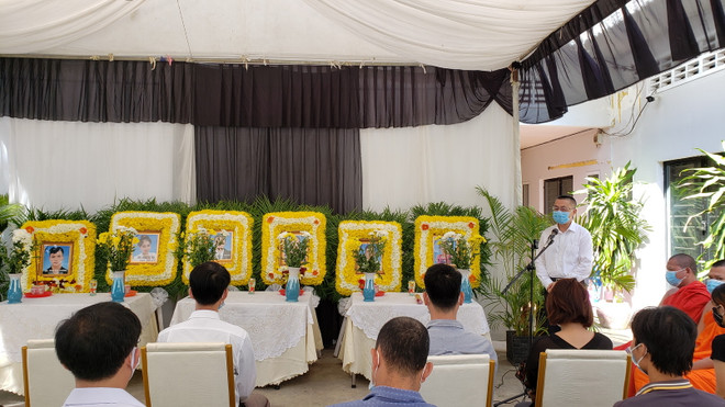 Đại sứ Vũ Quang Minh chia buồn và động viên những nạn nhân còn sống sót. (Ảnh: Nguyễn Hùng/Vietnam+) Hồi hương các nạn nhân người Việt trong vụ lật xe ôtô ở Siem Reap ảnh 1